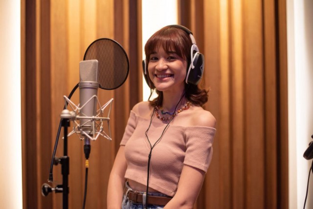 แว่นใหญ่ นำทีมศิลปินร่วมร้องเพลง "ข้อความ"