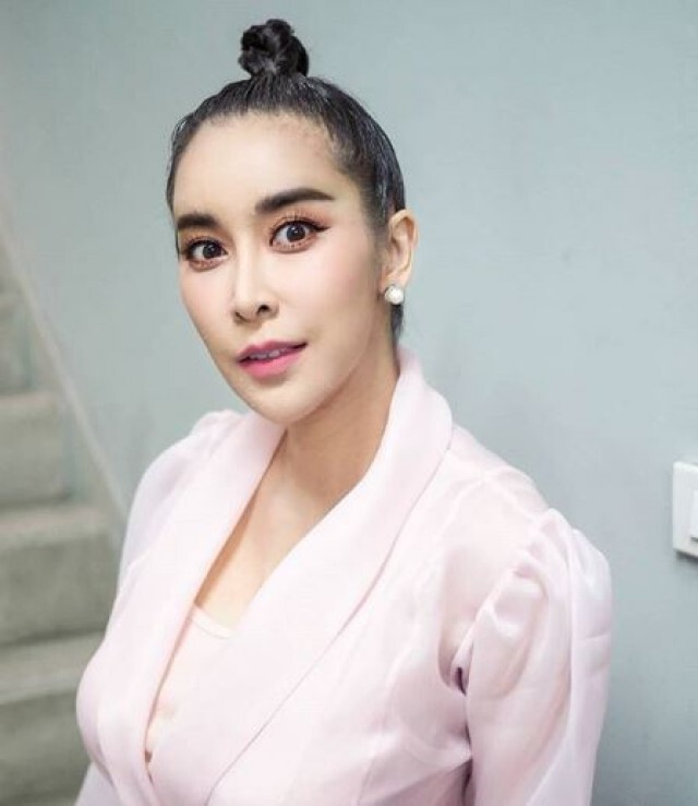 "เอมมี่" โพสต์ซึ้งสุดใจ! "ใหม่ สุคนธวา" โอนเงินช่วยครอบครัว