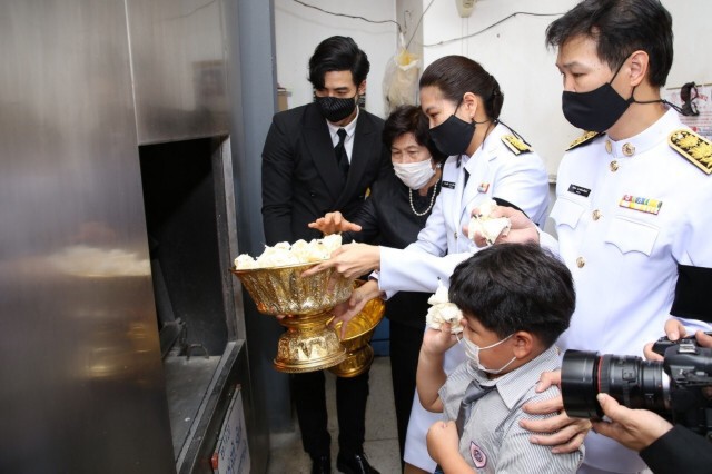 พระราชทานเพลิงศพ คุณพ่อ "โย่ง อาร์มแชร์"