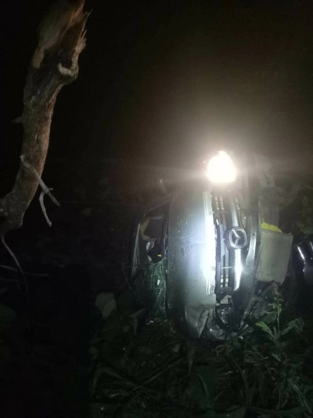 ซิ่งกระบะพุ่งชนต้นไม้หักครึ่งเจ็บ3