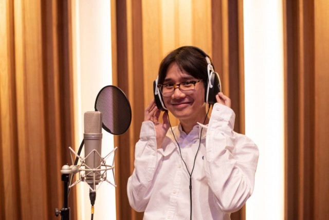 แว่นใหญ่ นำทีมศิลปินร่วมร้องเพลง "ข้อความ"