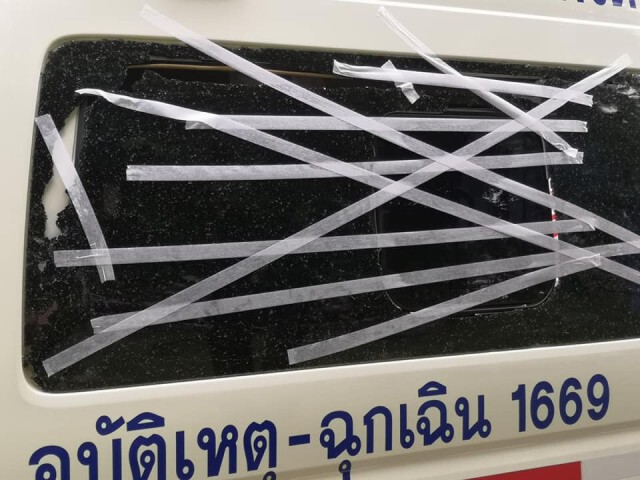 รถส่งผู้ป่วย​ โดนปาหินใส่กระจก ขณะมีคนไข้อยู่ในรถ