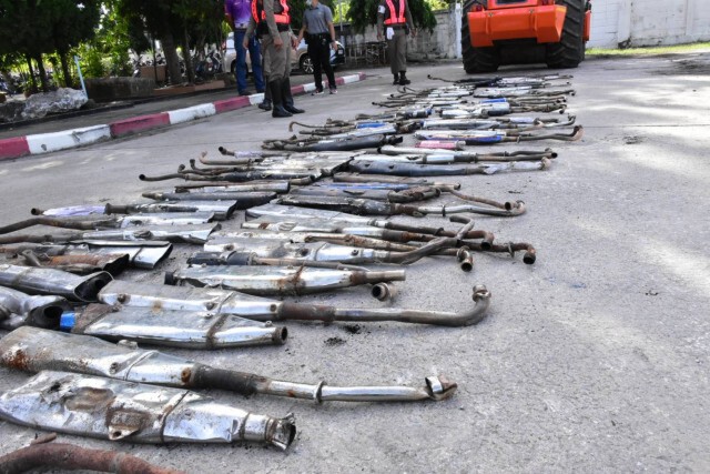 ทำลายทิ้งกว่า 300 ท่อรถ แต่งซิ่งดัดแปลงผิดกม.