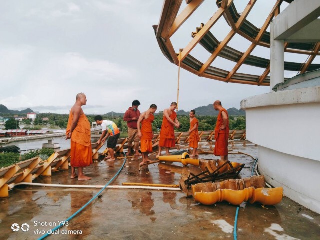 ยอดพระเจดีย์หอพระประวัติสมเด็จพระญาณสังวร ถล่ม