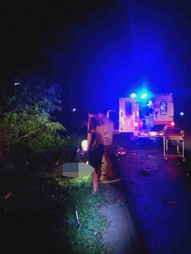 ซิ่งกระบะพุ่งชนต้นไม้หักครึ่งเจ็บ3