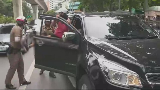 แจ้งหลายข้อหาสาวหัวร้อน ปะทะ ตร.ลุมพินี