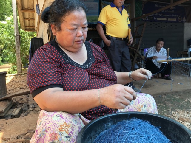 ชาวม้งพบพระ รอใบอนุญาต "กัญชง"