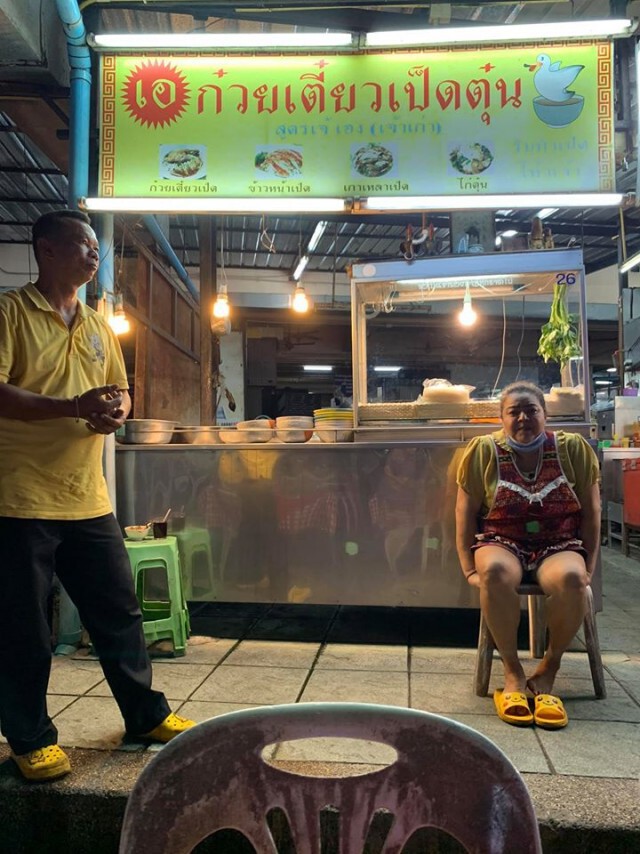 หนุ่มคุยกับแม่ค้า ตลาดกลางภูเก็ต เงินติดตัวแทบไม่เหลือลูกหลานตกงาน เซ่นโควิด