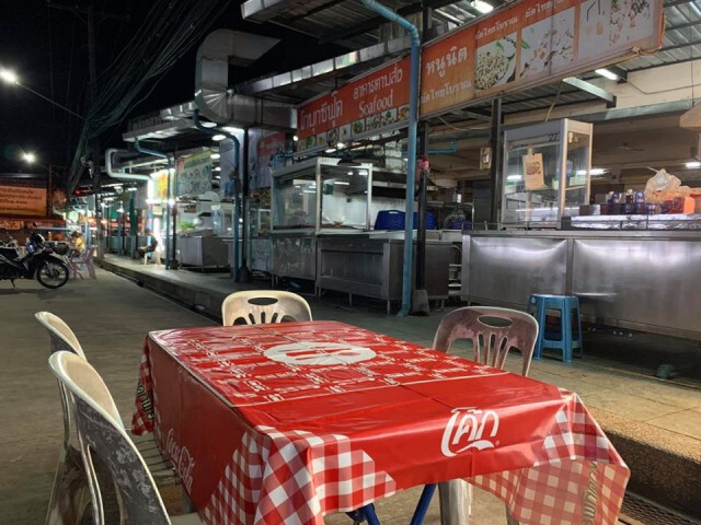 หนุ่มคุยกับแม่ค้า ตลาดกลางภูเก็ต เงินติดตัวแทบไม่เหลือลูกหลานตกงาน เซ่นโควิด