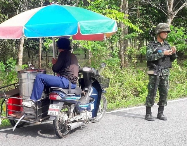 พ่อค้าใจดี แจกไอติมฟรีให้ทหาร เห็นเดินตั้งแต่เช้ายันเย็น