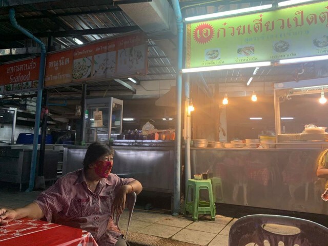 หนุ่มคุยกับแม่ค้า ตลาดกลางภูเก็ต เงินติดตัวแทบไม่เหลือลูกหลานตกงาน เซ่นโควิด