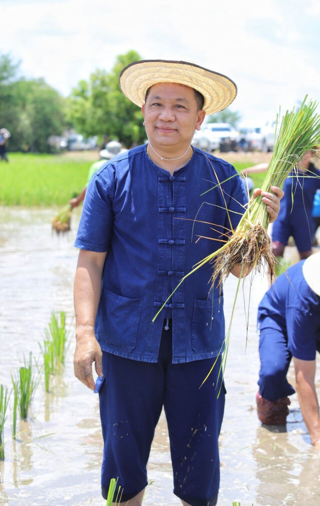 น้ำเต็มนา ผู้ว่าพาดำ นำชุมชนพอเพียง เลี้ยงชีวิตสู้โควิด-19