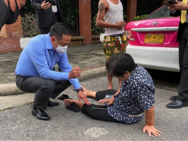 ซึ้งใจ "อนุทิน" รุดเข้าช่วยหญิงพลัดตกรถสองแถว
