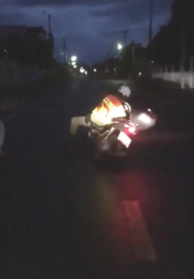 ไม่ได้ล้ม แค่ "ดริฟต์โชว์" กลับบ้านดี ๆ นะ "คุณตำรวจ"