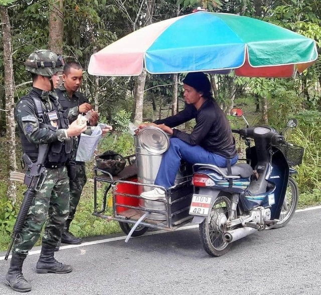 พ่อค้าใจดี แจกไอติมฟรีให้ทหาร เห็นเดินตั้งแต่เช้ายันเย็น