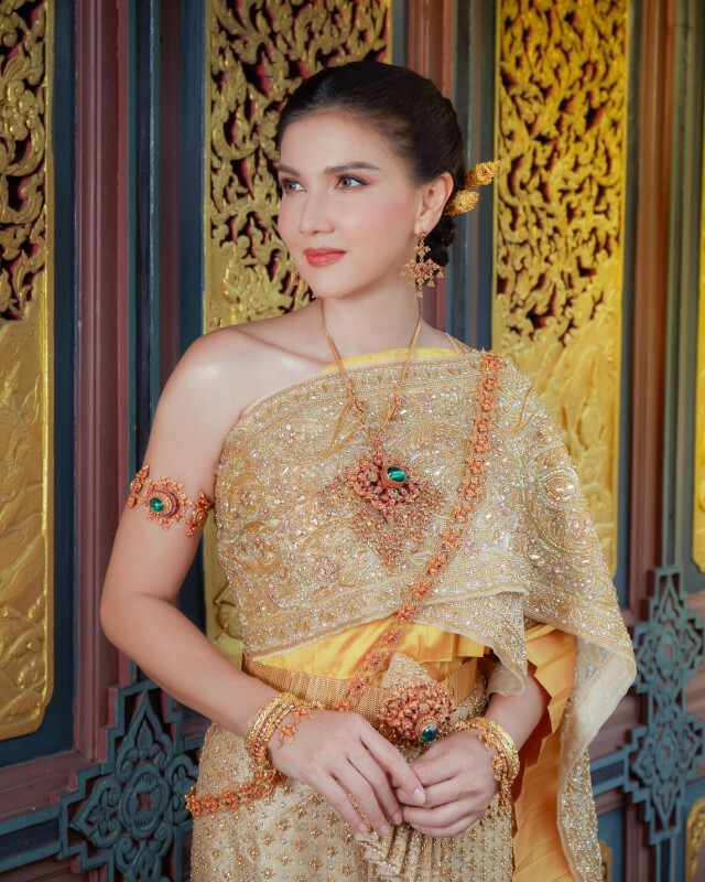 ‘แอน สิเรียม’ ในลุคชุดไทยสวยสง่าฟาดตาแตก!