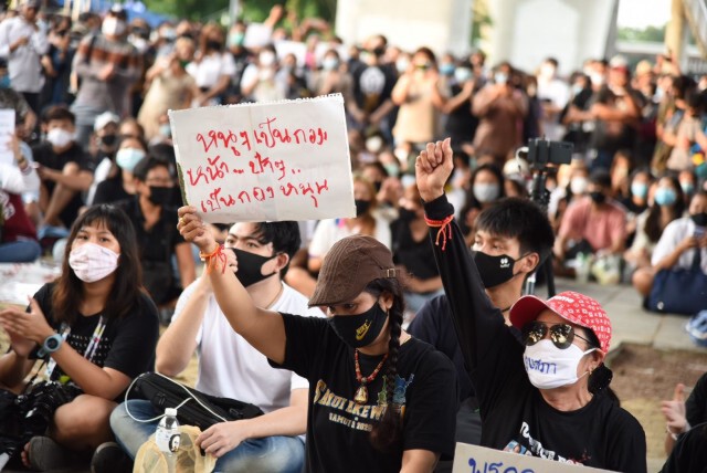 นักศึกษา 3 มหาวิทยาลัย ใน จ.​ปทุมธานี ลุกฮือชุมนุมไม่เอารัฐบาล