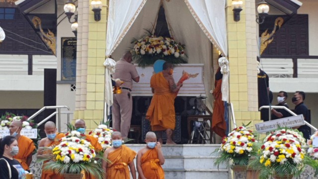 ตำรวจตรวจเข้ม งานเผาศพนายคิว พบวัยรุ่นพกยาบ้า