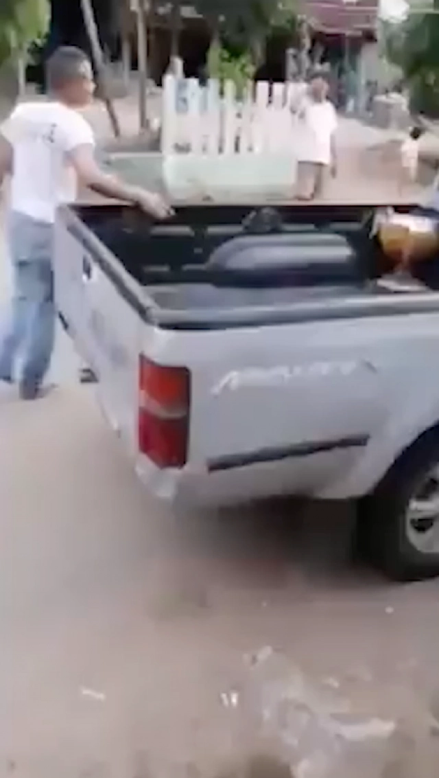 หลวงพี่เมาคอพับ ชาวบ้านประคองลงรถ