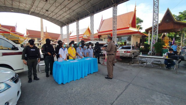 ตำรวจตรวจเข้ม งานเผาศพนายคิว พบวัยรุ่นพกยาบ้า