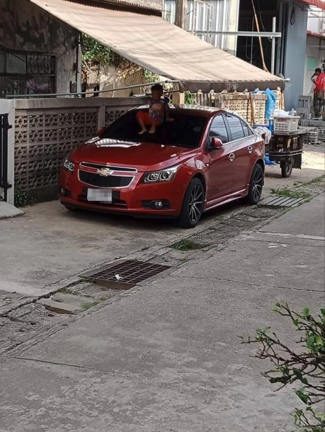 สาวเจอเด็กข้างบ้านปีนรถที่จอดไว้เป็นประจำ ผู้ปกครองรู้กลับเฉยชา