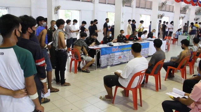 เกณฑ์ทหารด่านช้างวันแรกคึกคัก