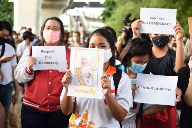 นักศึกษา 3 มหาวิทยาลัย ใน จ.​ปทุมธานี ลุกฮือชุมนุมไม่เอารัฐบาล