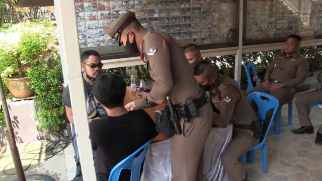ตำรวจตรวจเข้ม งานเผาศพนายคิว พบวัยรุ่นพกยาบ้า