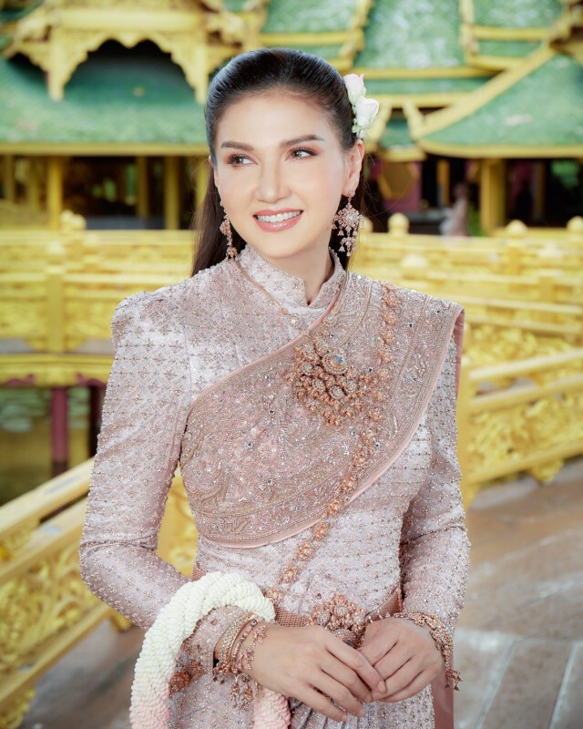 ‘แอน สิเรียม’ ในลุคชุดไทยสวยสง่าฟาดตาแตก!