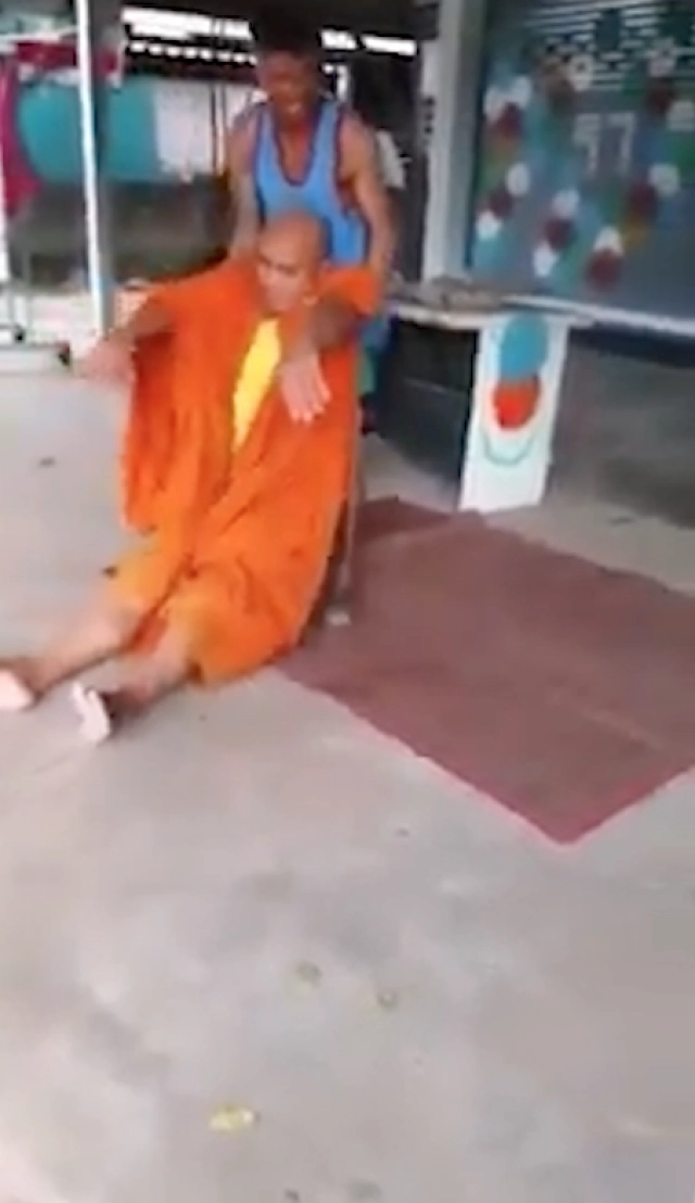 หลวงพี่เมาคอพับ ชาวบ้านประคองลงรถ