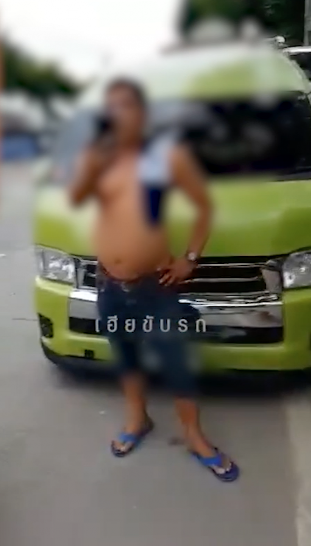 หนุ่มโวยโดนตำรวจล็อคล้อ หยิบมือถือไลฟ์สดประจานตัวเอง