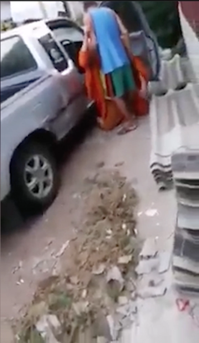 หลวงพี่เมาคอพับ ชาวบ้านประคองลงรถ