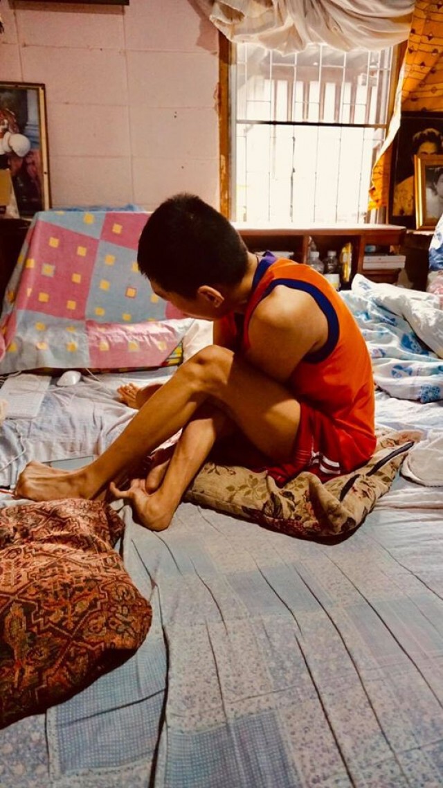 ชายพิการใช้นิ้วเท้ากดแป้นพิมพ์ส่งข้อความขอความช่วยเหลือ
