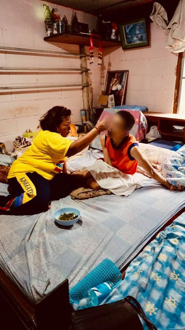 ชายพิการใช้นิ้วเท้ากดแป้นพิมพ์ส่งข้อความขอความช่วยเหลือ