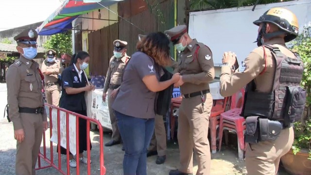 ตำรวจตรวจเข้ม งานเผาศพนายคิว พบวัยรุ่นพกยาบ้า