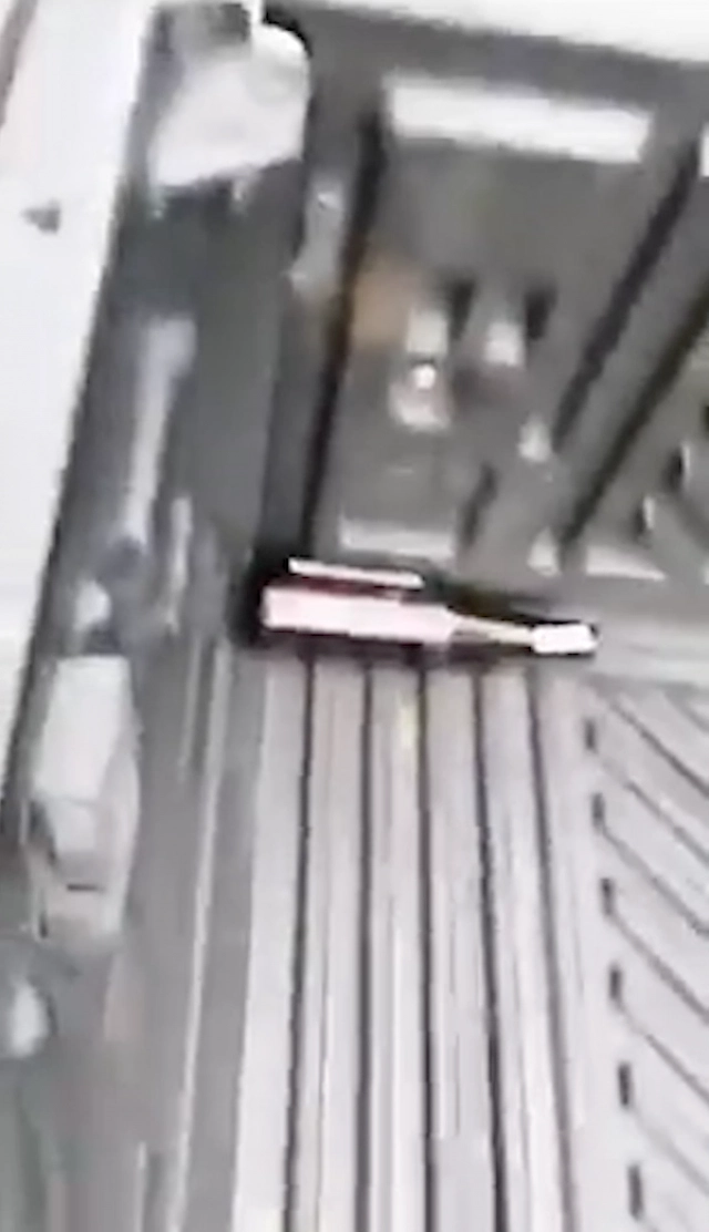 หลวงพี่เมาคอพับ ชาวบ้านประคองลงรถ