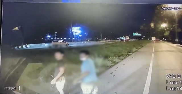 กระบะหัวร้อน ถืออาวุธครบมือวิ่งกรูหาเรื่องข้ามเลน