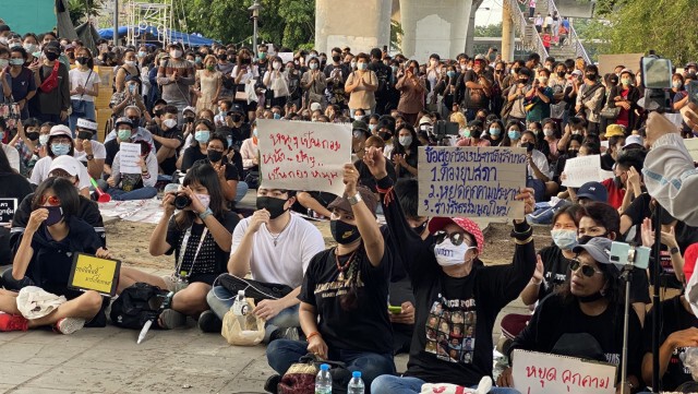 นักศึกษา 3 มหาวิทยาลัย ใน จ.​ปทุมธานี ลุกฮือชุมนุมไม่เอารัฐบาล