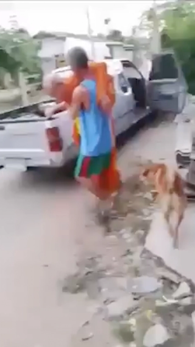 หลวงพี่เมาคอพับ ชาวบ้านประคองลงรถ