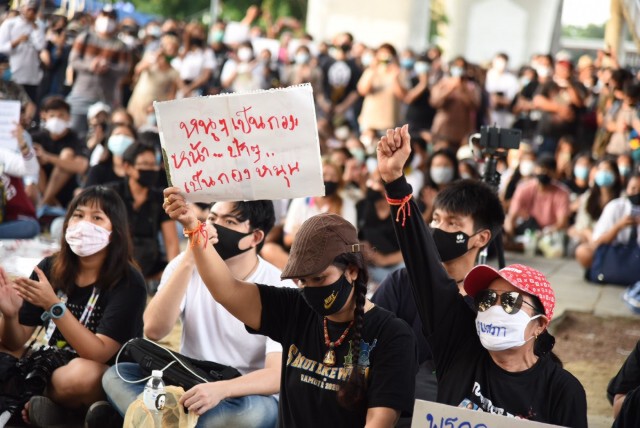 นักศึกษา 3 มหาวิทยาลัย ใน จ.​ปทุมธานี ลุกฮือชุมนุมไม่เอารัฐบาล