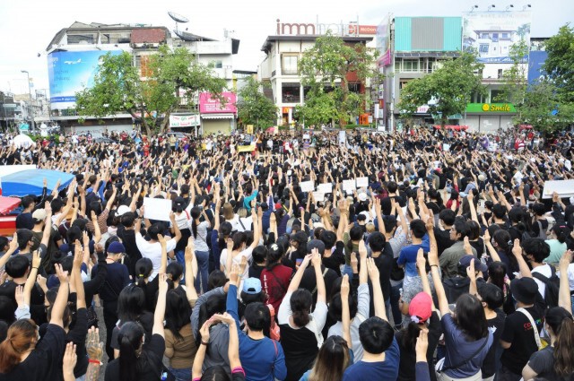 ​ ผู้การ​เชียงใหม่​ ยันไม่ข่มขู่-สาวชูป้ายหมิ่นเบื้องสูง