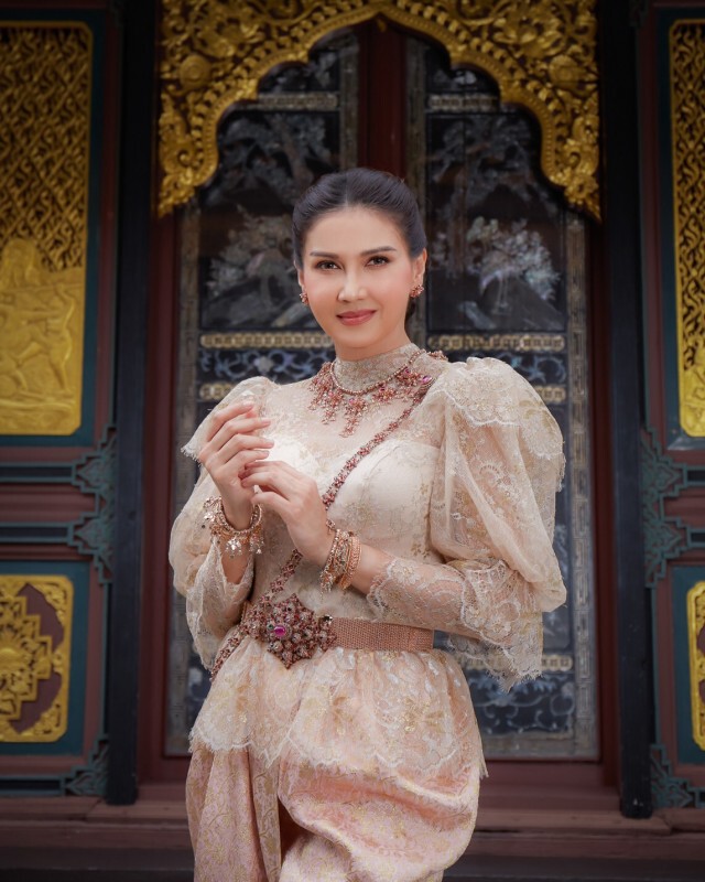 ‘แอน สิเรียม’ ในลุคชุดไทยสวยสง่าฟาดตาแตก!