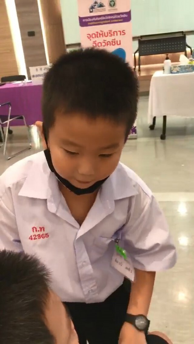 คลิปไวรัลสุดน่ารัก "น้องลาวา" เด็กป.1 เกลี้ยกล่อมเพื่อนให้ยอมฉีดยา
