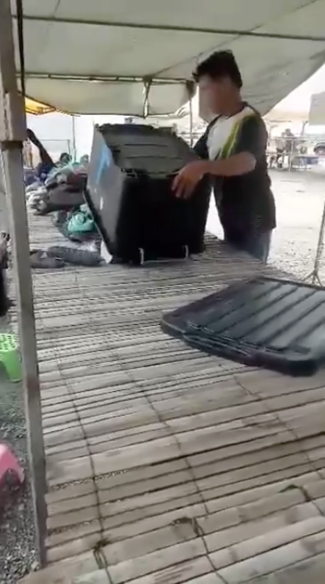 แม่ค้าสาวสุดช้ำขายดีจนมีเรื่องร้านอื่นแบนไม่ให้ขายร้องไห้กลับบ้าน