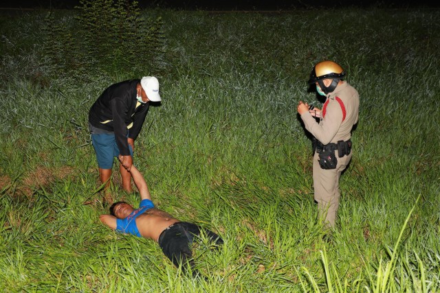 หนุ่มเมาแอ๋ รถคว่ำนอนพงหญ้า