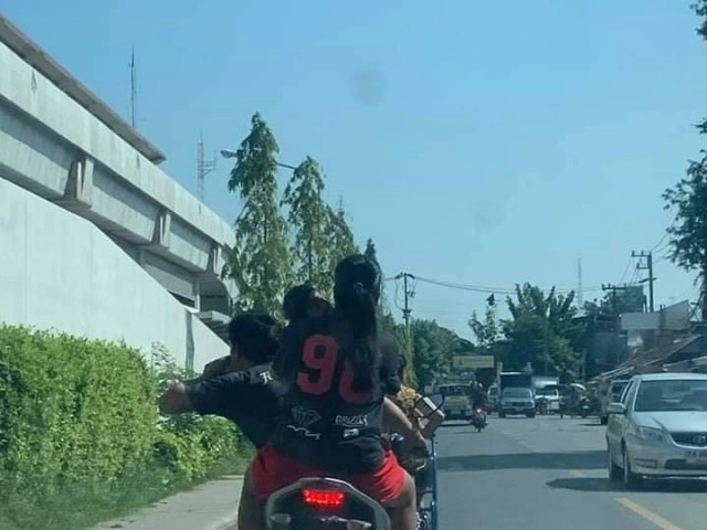 ฟ้องด้วยภาพ พ่อขี่จยย.มือหนึ่งบิด อีกมือถือกระป๋องมี 2 ชีวิตแม่ ลูกเล็ก ซ้อนท้าย