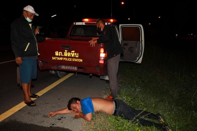 หนุ่มเมาแอ๋ รถคว่ำนอนพงหญ้า