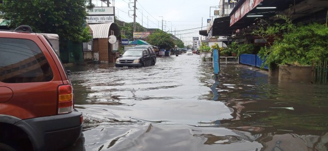 ฝนถล่มย่านคูคตอ่วม ร้านค้าท่วม การจราจรติดขัด