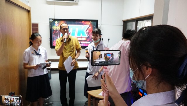 นักเรียนยุคใหม่จัดรายการวิทยุเสริมทักษะภาษาต่างประเทศ