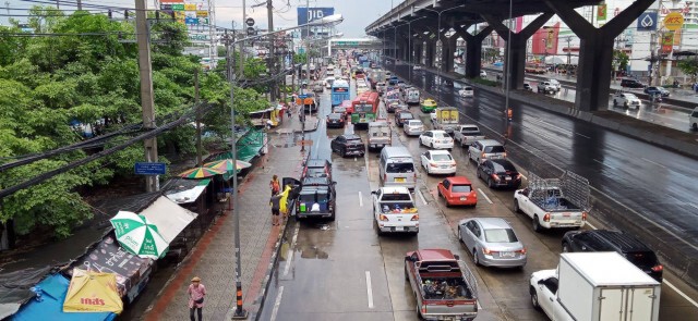 ฝนถล่มย่านคูคตอ่วม ร้านค้าท่วม การจราจรติดขัด